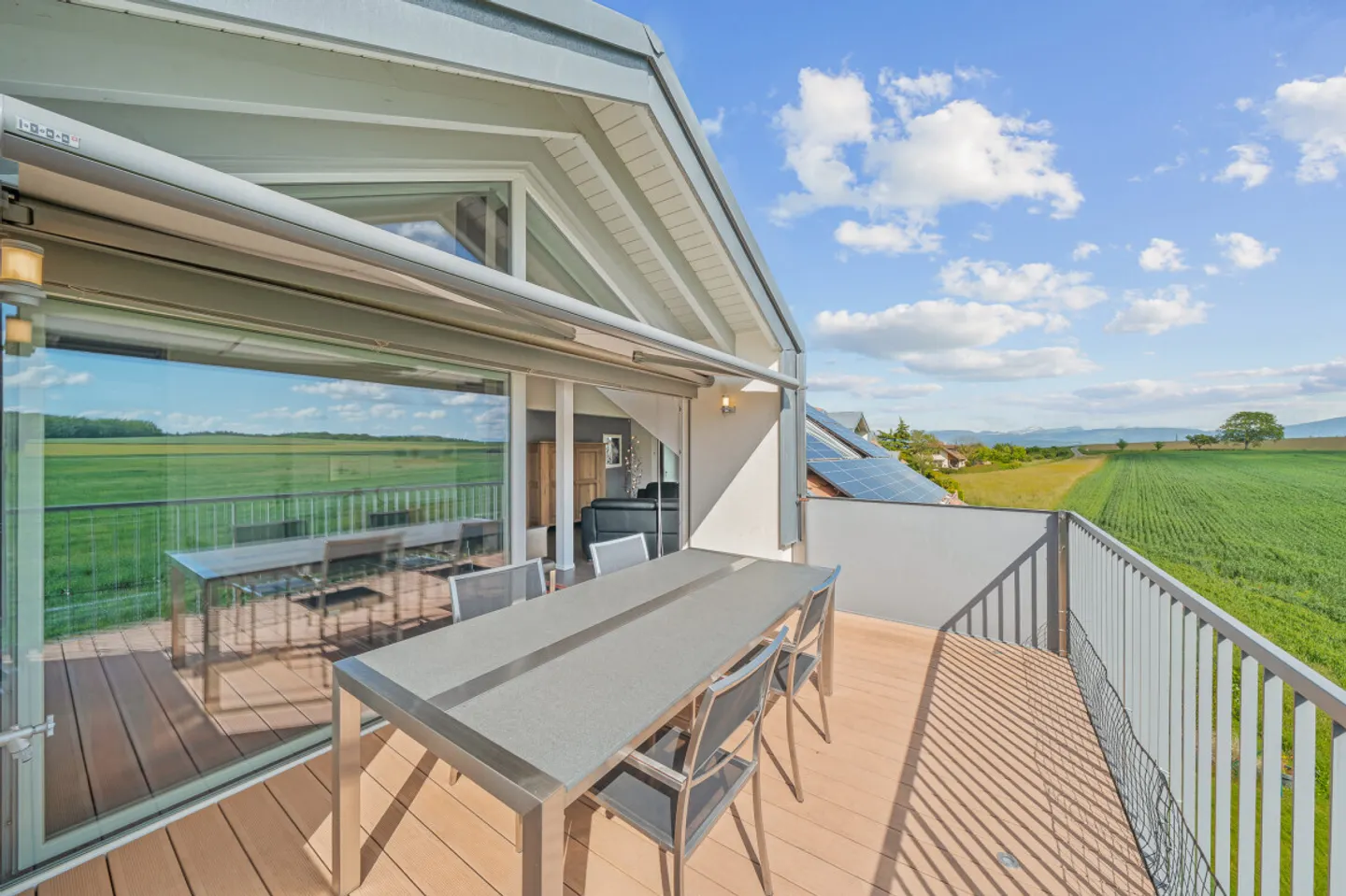 5.5-ROOM PENTHOUSE 5 MINUTES FROM NYON - Photo 2 of 7
