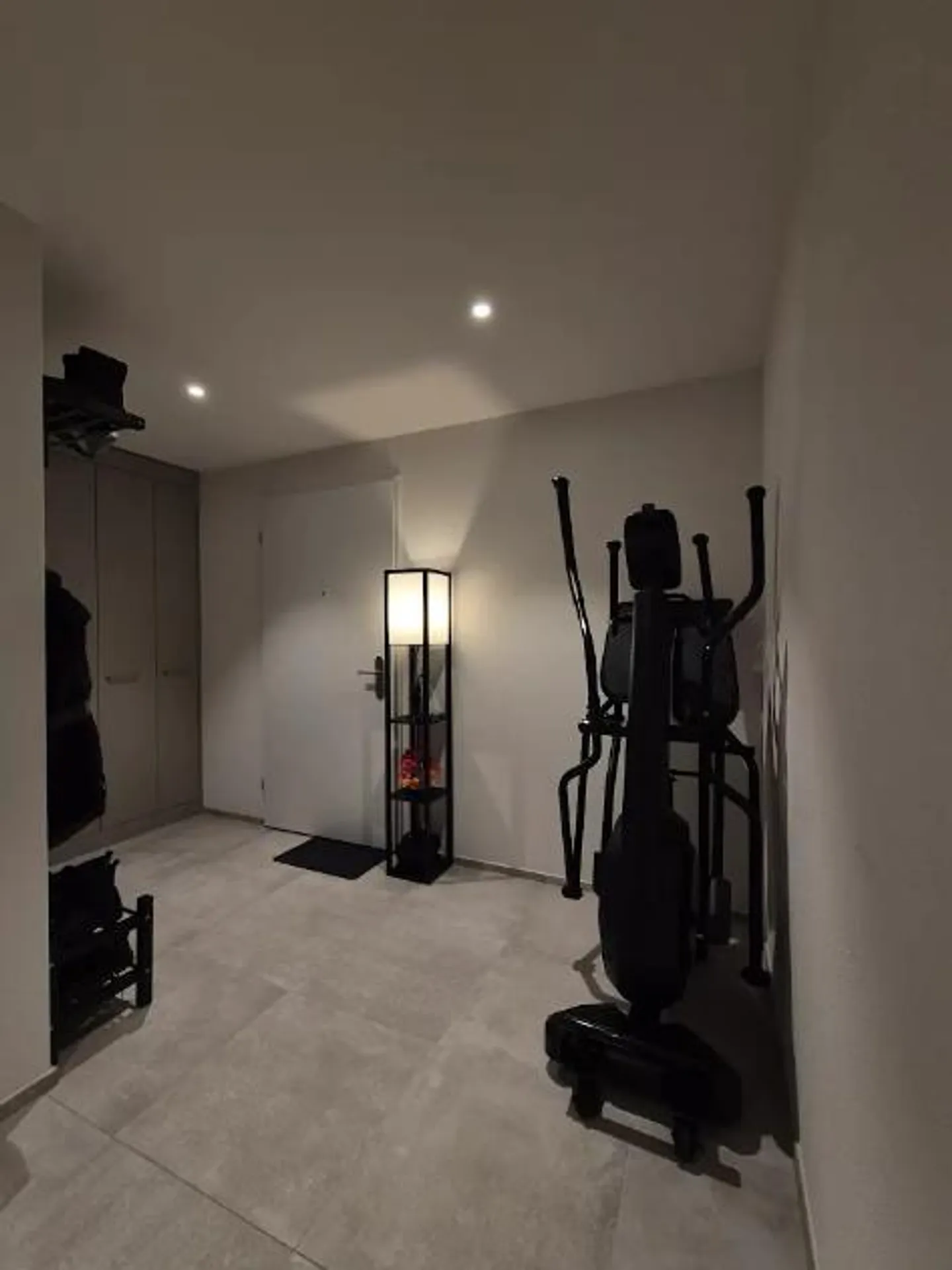 Appartement moderne 2.5 pièces avec loggia à Zurich Oerlikon - Photo 2 sur 9