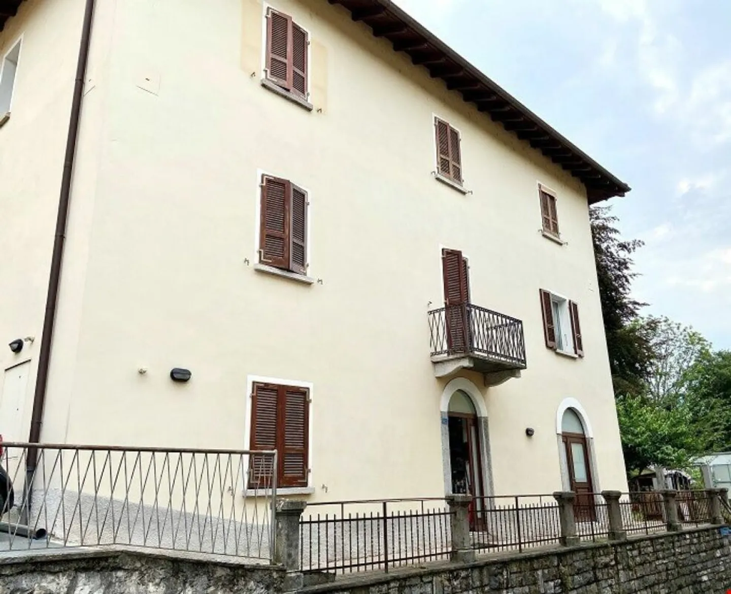 Casa unifamiliare ristrutturata in una posizione verde e tranquilla - Foto 1 di 11