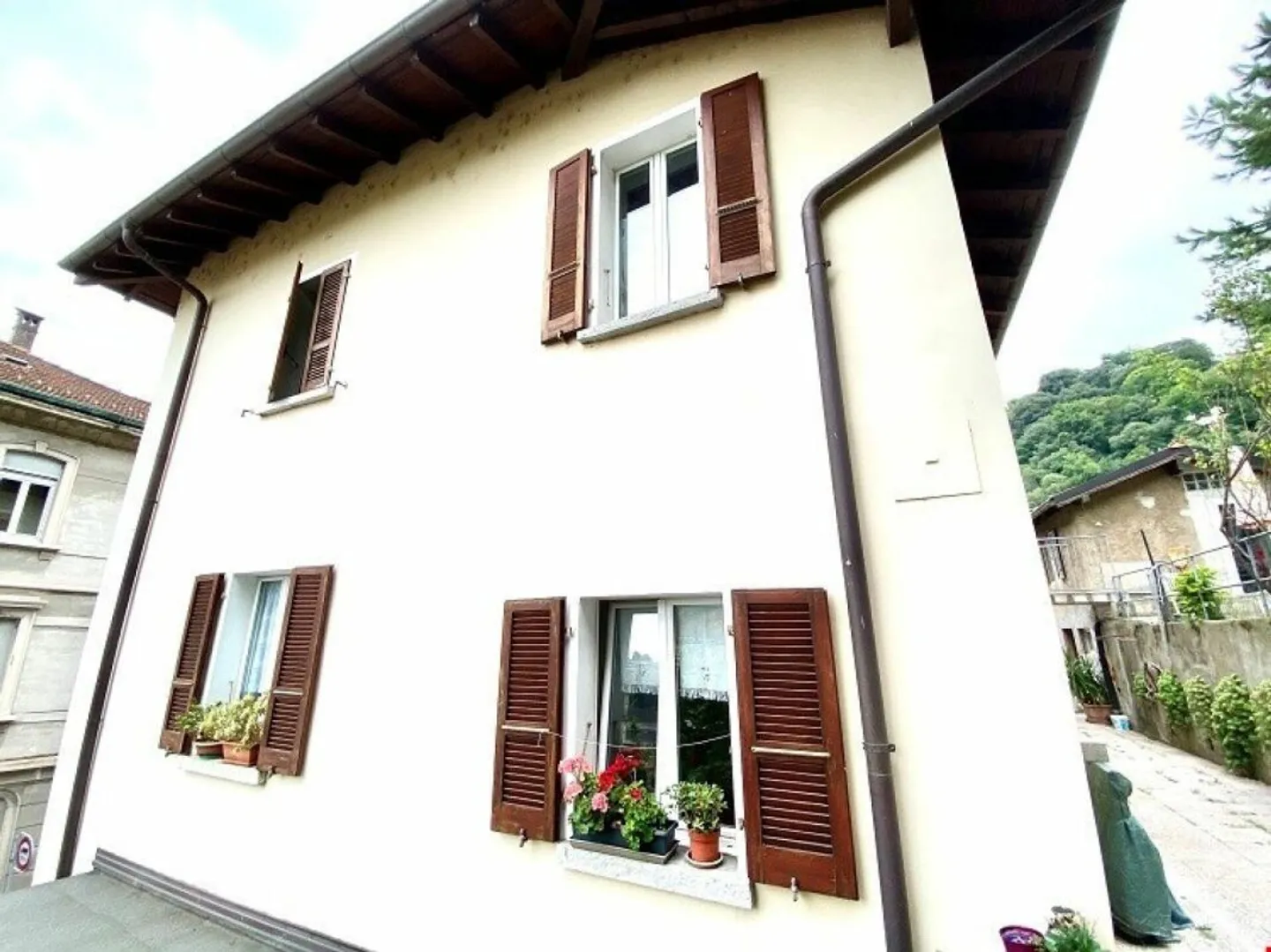 Casa unifamiliare ristrutturata in una posizione verde e tranquilla - Foto 2 di 11