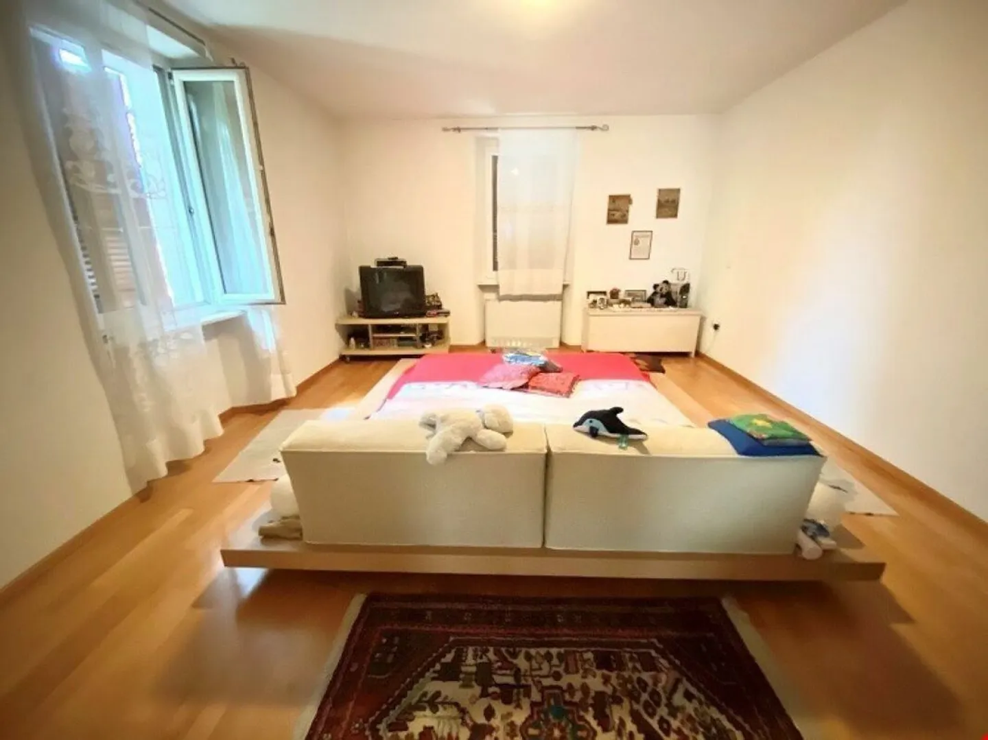 Casa unifamiliare ristrutturata in una posizione verde e tranquilla - Foto 3 di 11