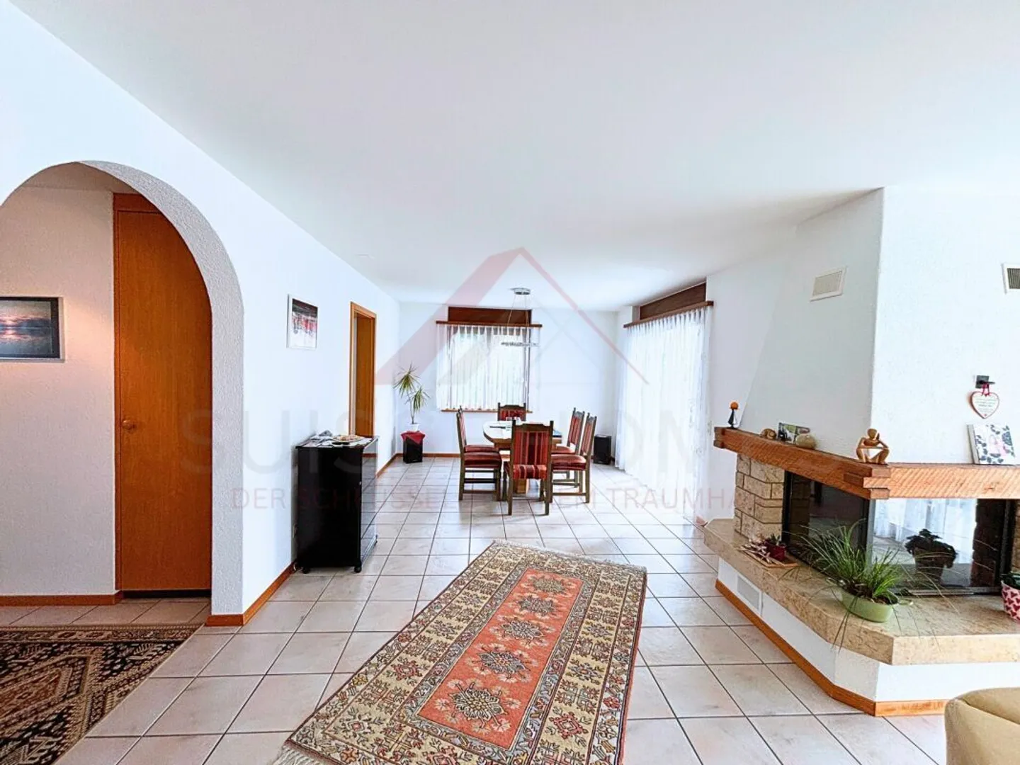 Une maison avec cœur, histoire et espace de vie - Votre oasis familiale à Worben - Photo 3 sur 16