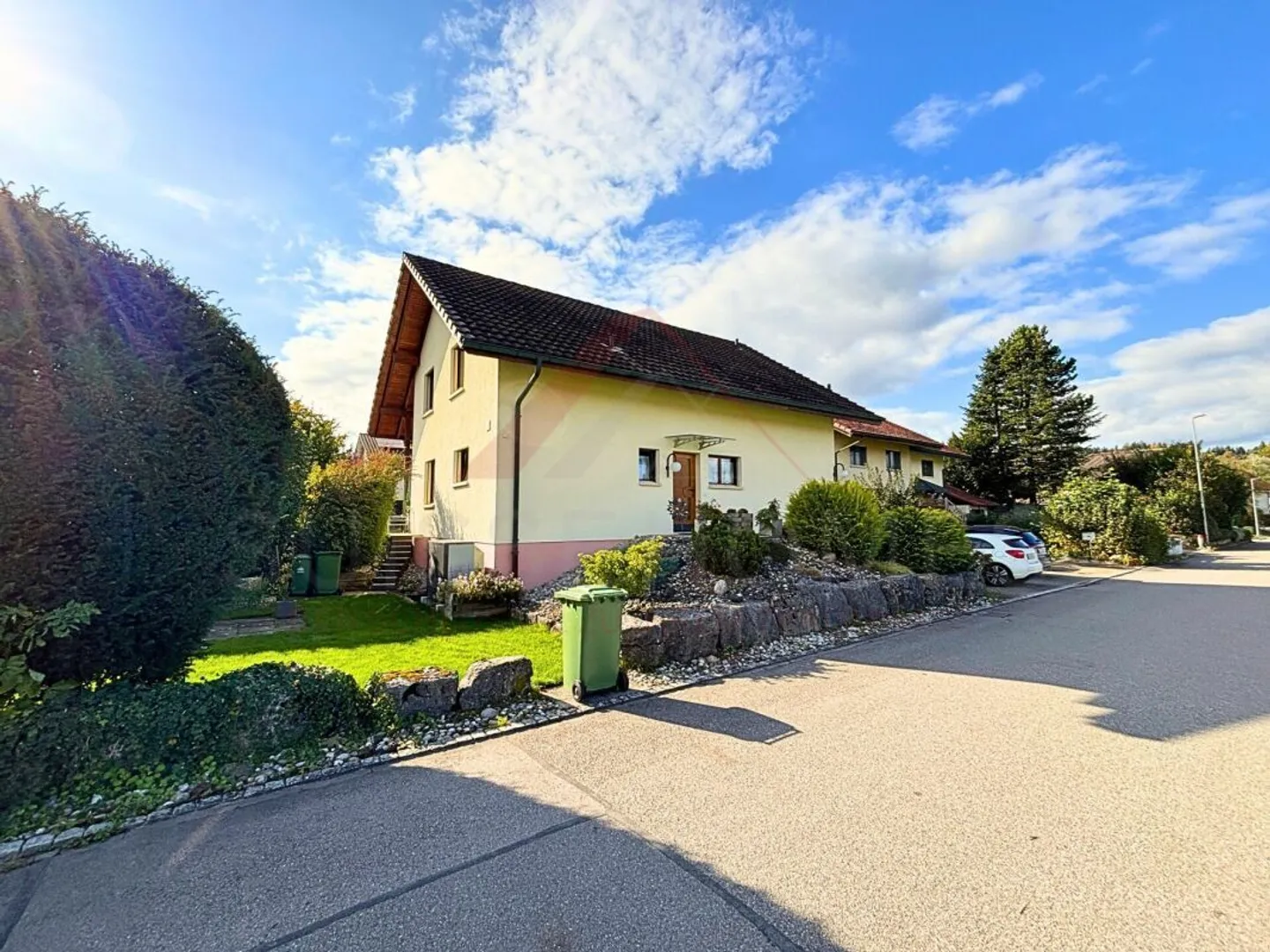 Une maison avec cœur, histoire et espace de vie - Votre oasis familiale à Worben - Photo 1 sur 16