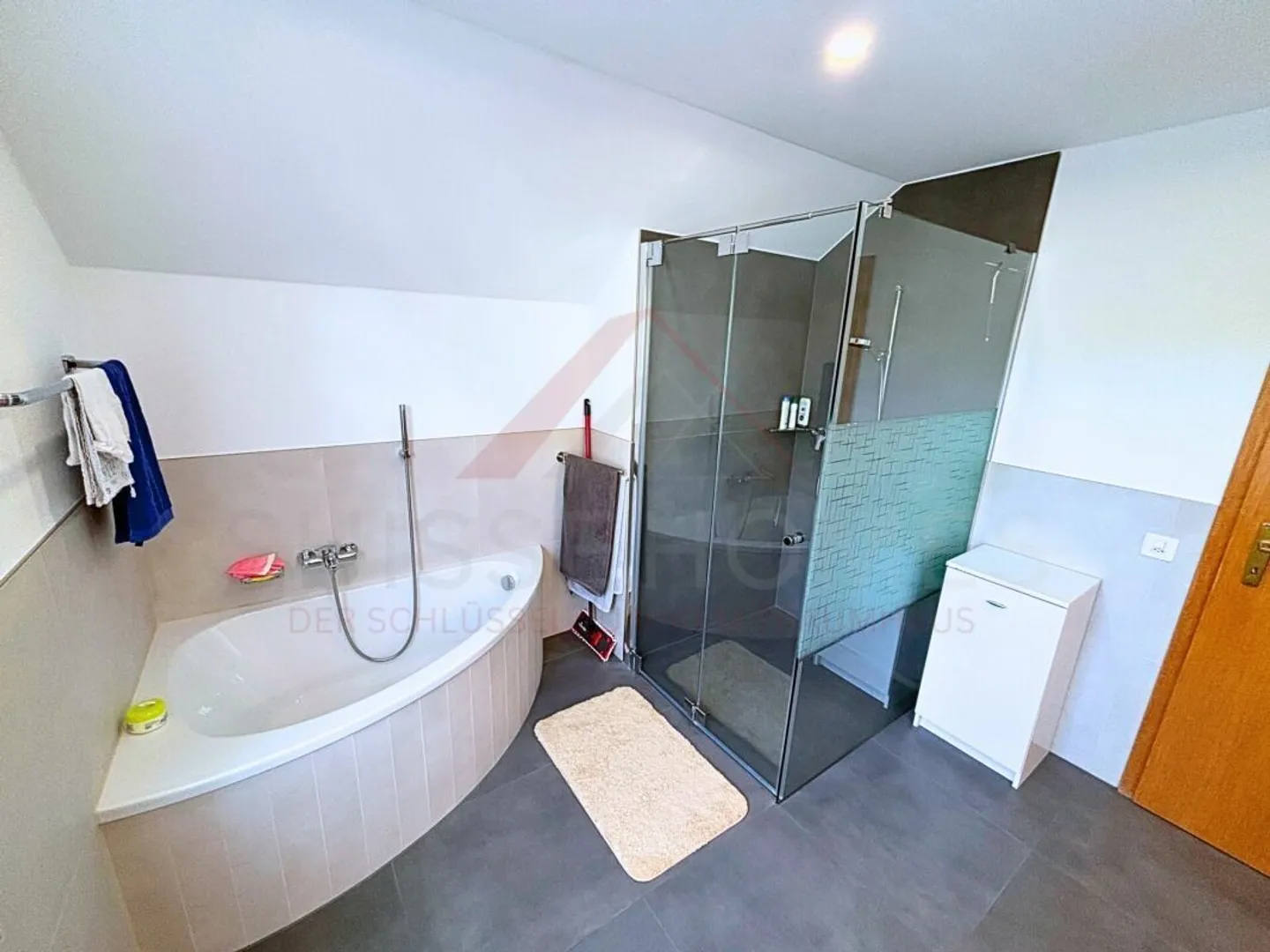 Une maison avec cœur, histoire et espace de vie - Votre oasis familiale à Worben - Photo 12 sur 16