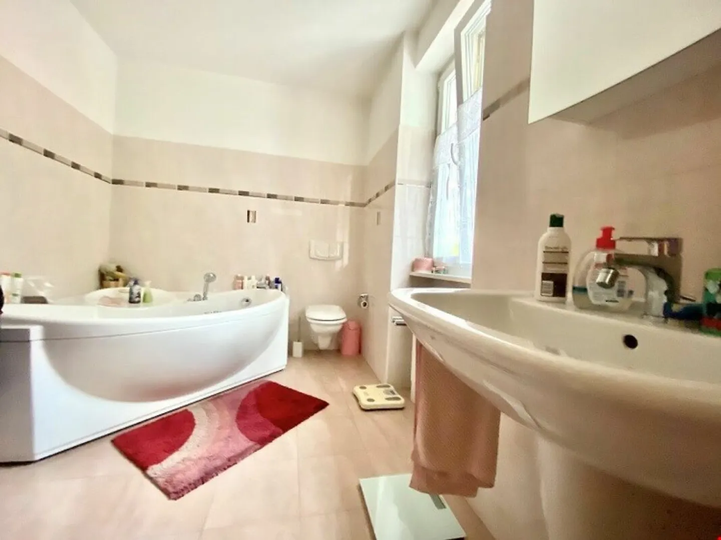 Casa unifamiliare ristrutturata in una posizione verde e tranquilla - Foto 7 di 11