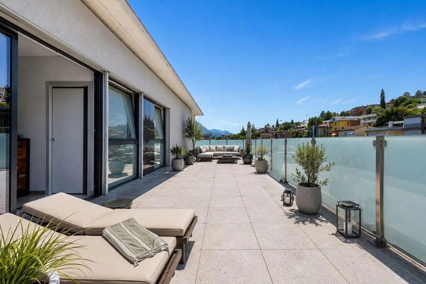 Attico con ampia terrazza, a pochi passi dal centro di Lugano. - Foto 1 di 13