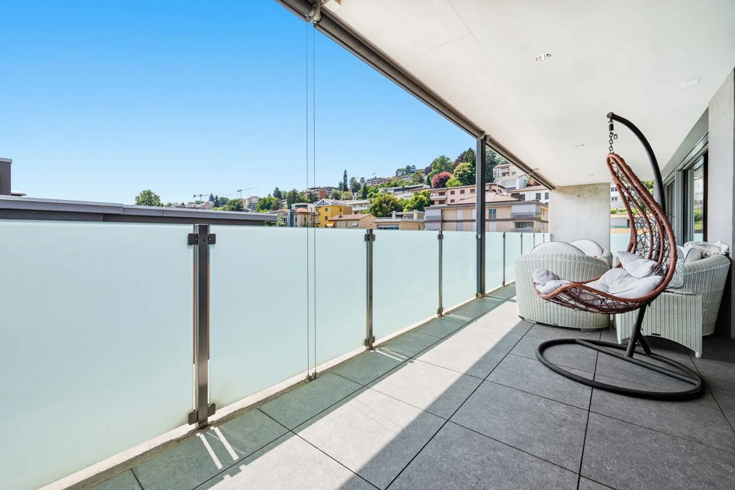 Attico con ampia terrazza, a pochi passi dal centro di Lugano. - Foto 2 di 13