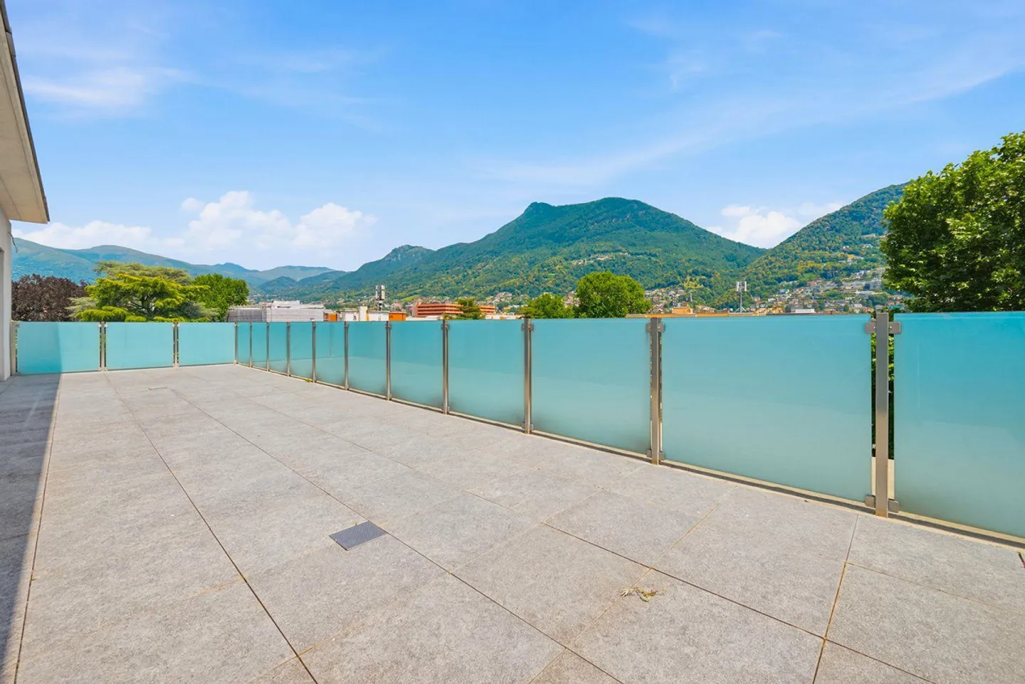 Attico con ampia terrazza, a pochi passi dal centro di Lugano. - Foto 11 di 13