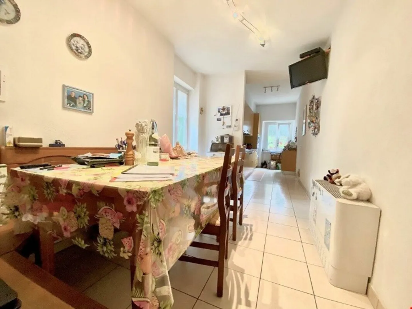 Casa unifamiliare ristrutturata in una posizione verde e tranquilla - Foto 8 di 11