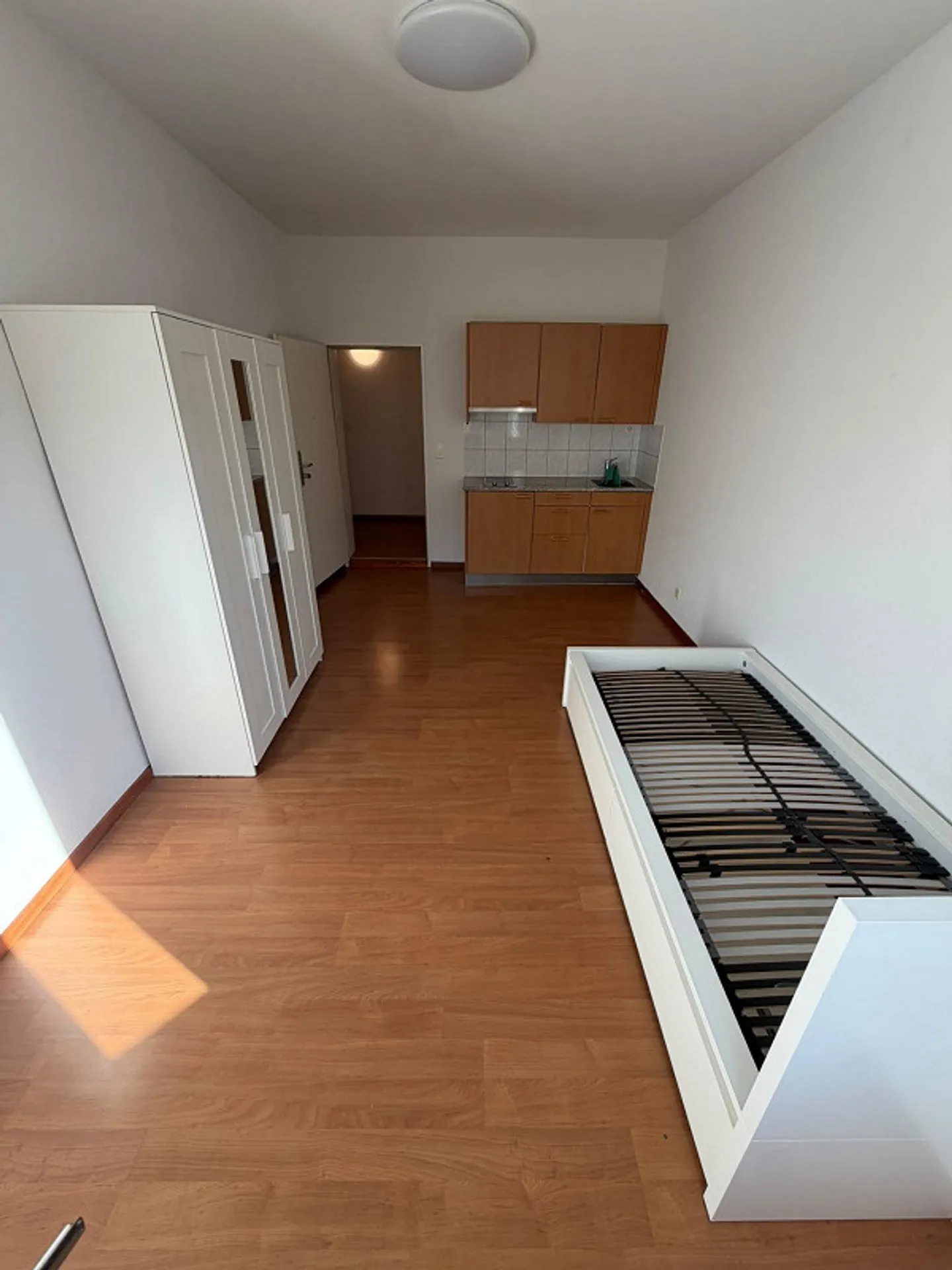 Furnished room with shared bathroom for rent - Photo 2 of 4