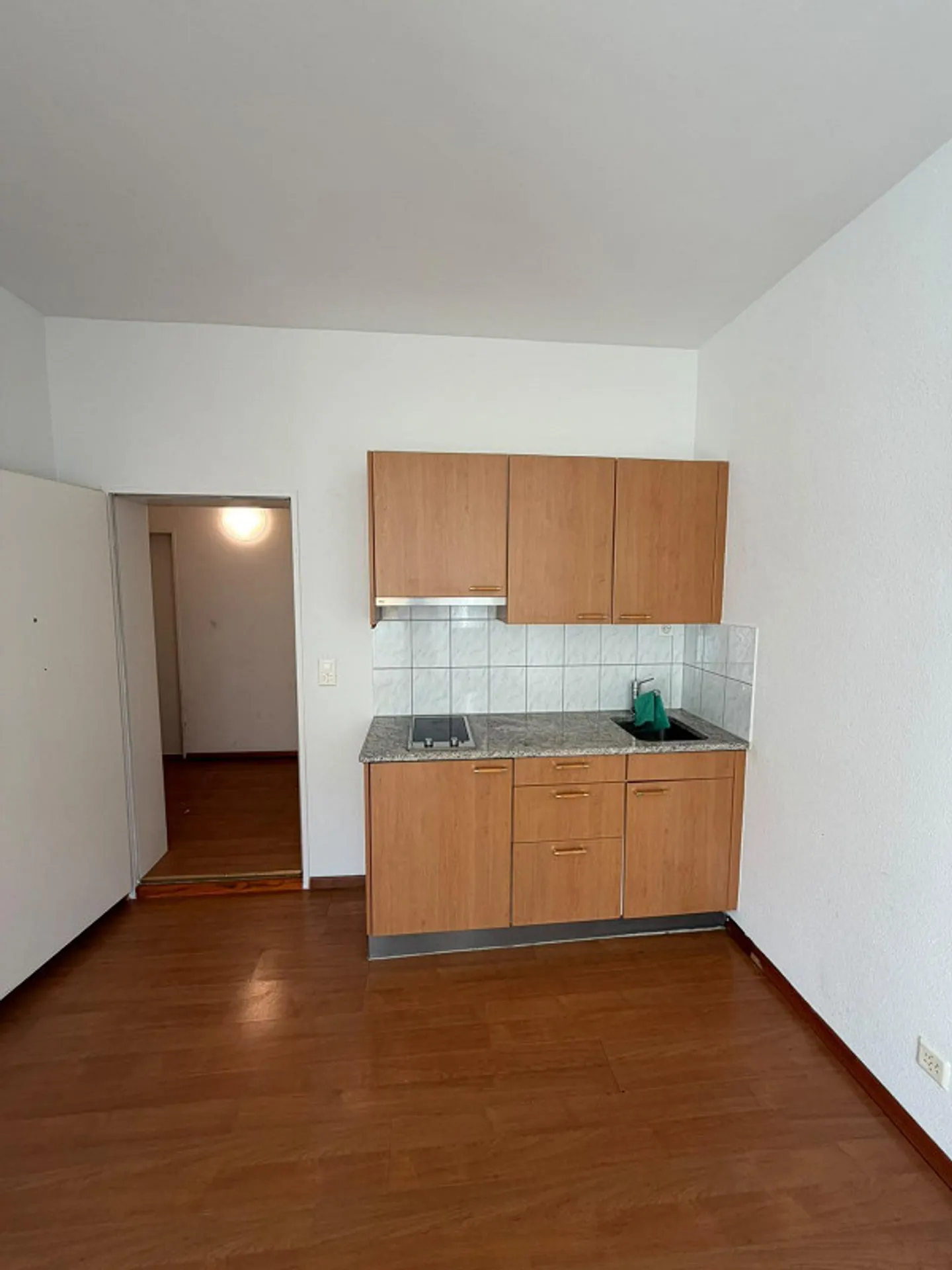 Furnished room with shared bathroom for rent - Photo 3 of 4