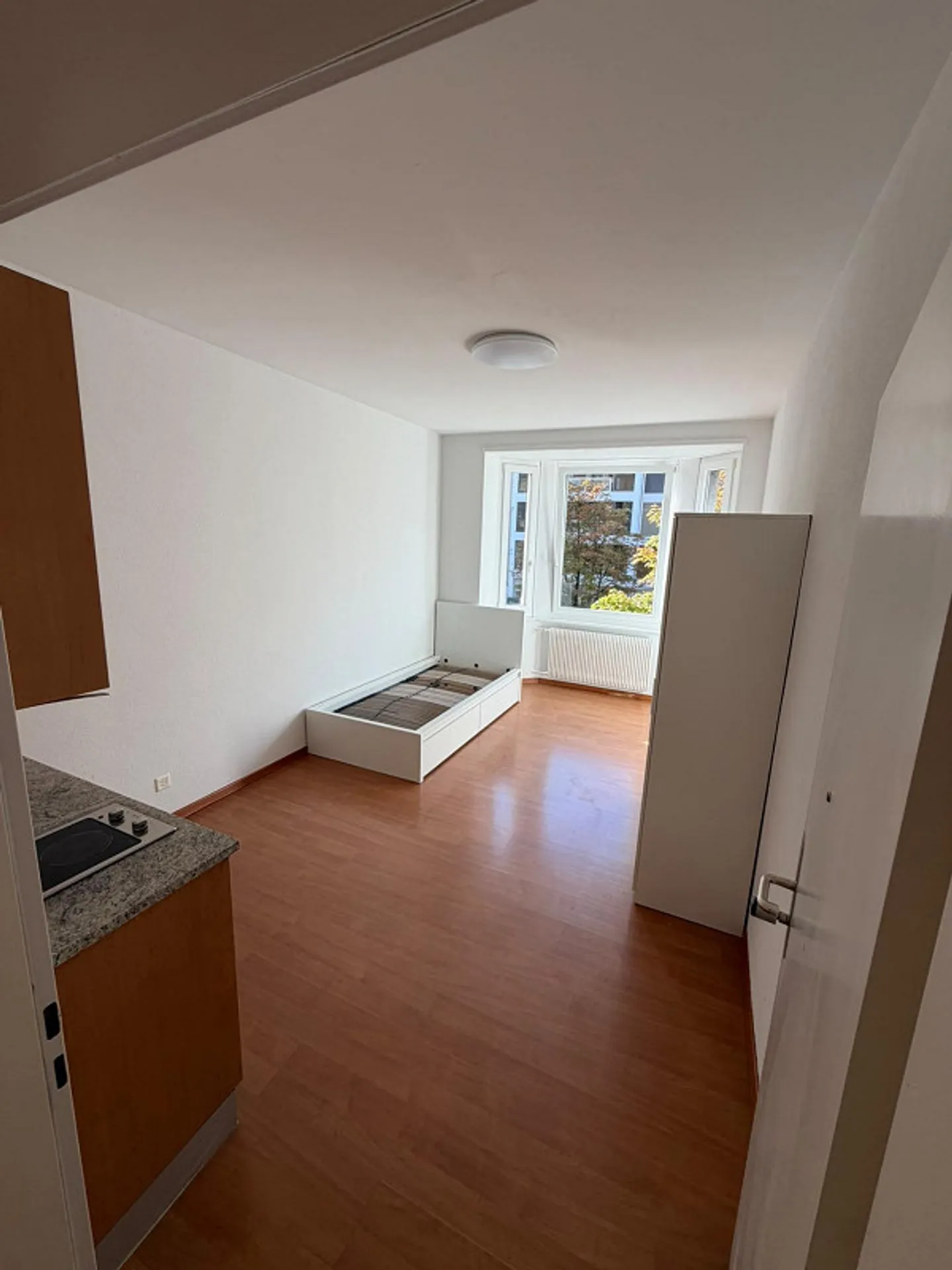 Furnished room with shared bathroom for rent - Photo 4 of 4