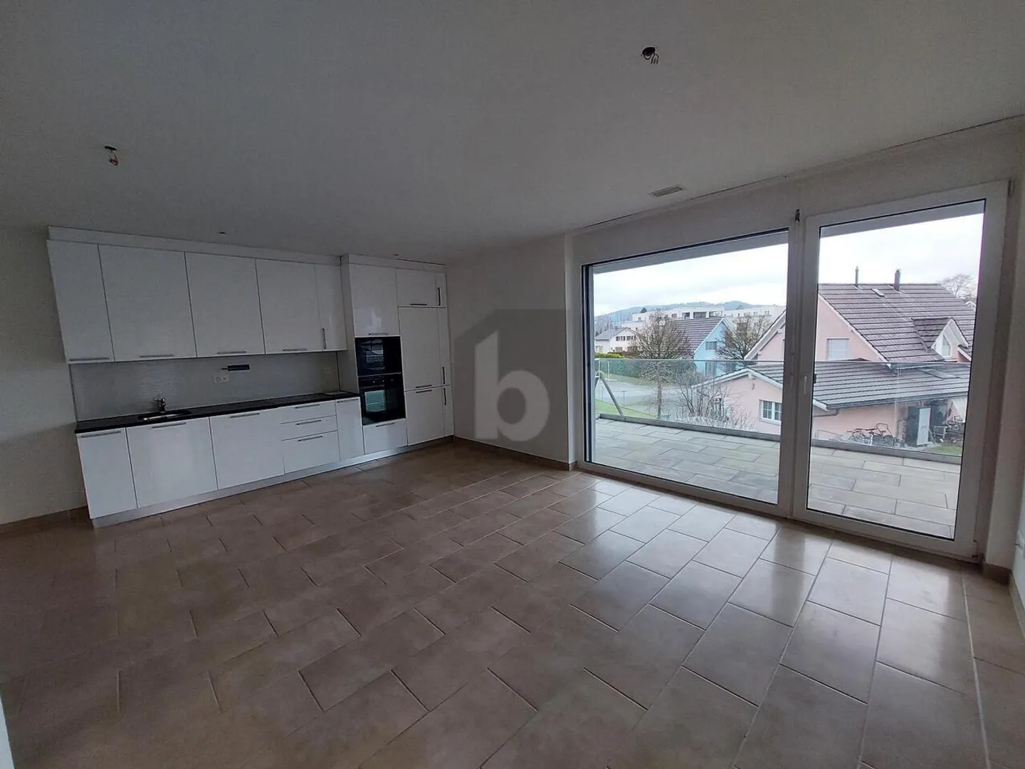 ZENTRAL UND LICHTDURCHFLUTET MIT 2 BALKONEN - Foto 2 von 6