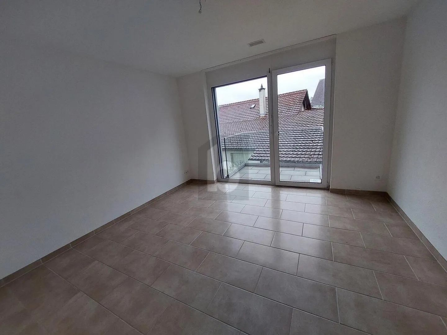 ZENTRAL UND LICHTDURCHFLUTET MIT 2 BALKONEN - Foto 5 von 6