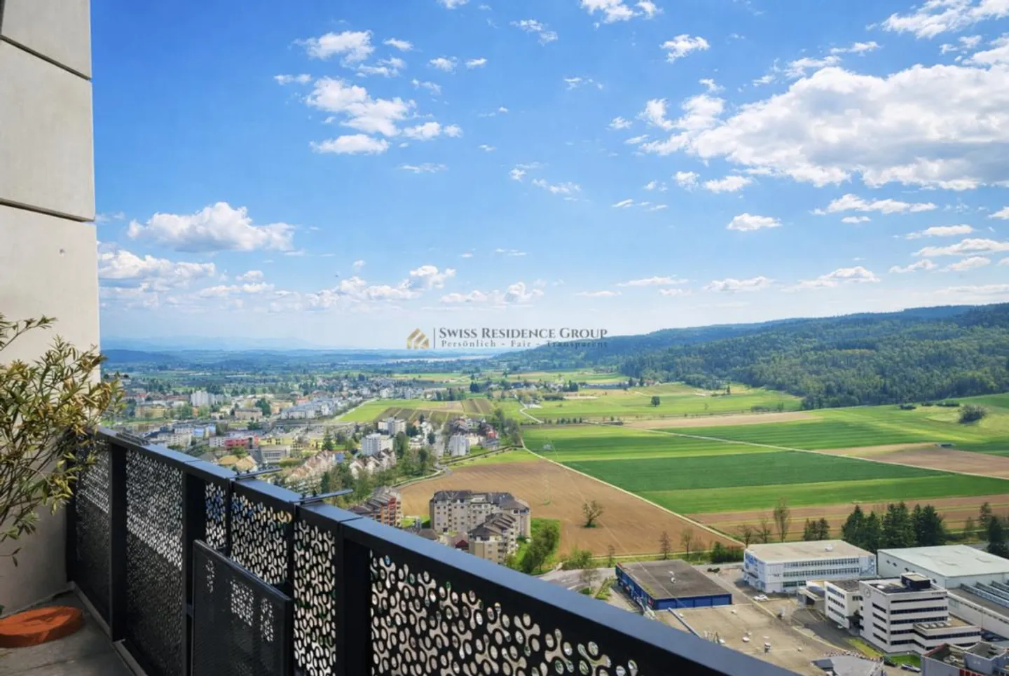 Exclusive 5.5-room apartment on the 33rd floor of the West Towers Three Point - Photo 1 of 14