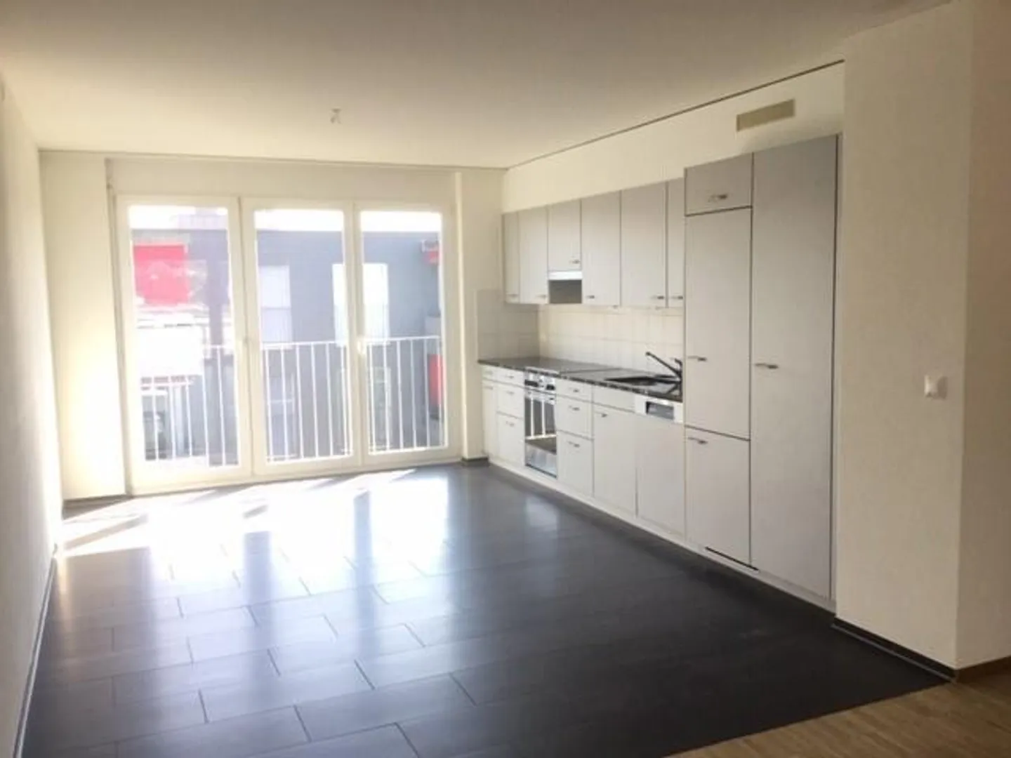 Appartement spacieux de 5,5 pièces près de l'arrêt de tram Seebacherplatz - Photo 2 sur 6