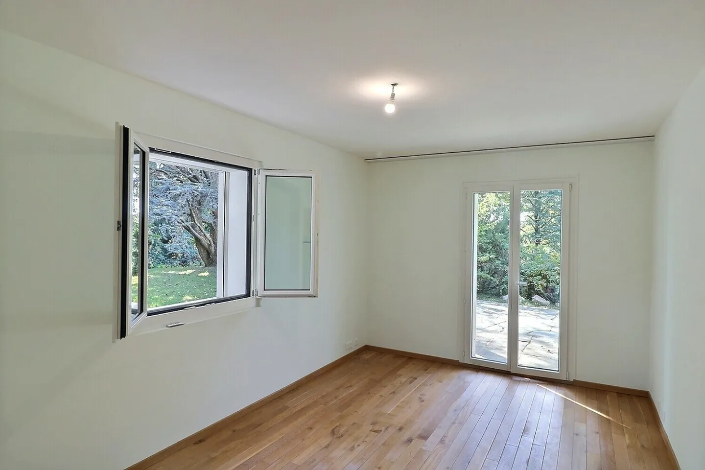 Beautiful spacious family home located in Mont-sur-Lausanne - Photo 7 of 13