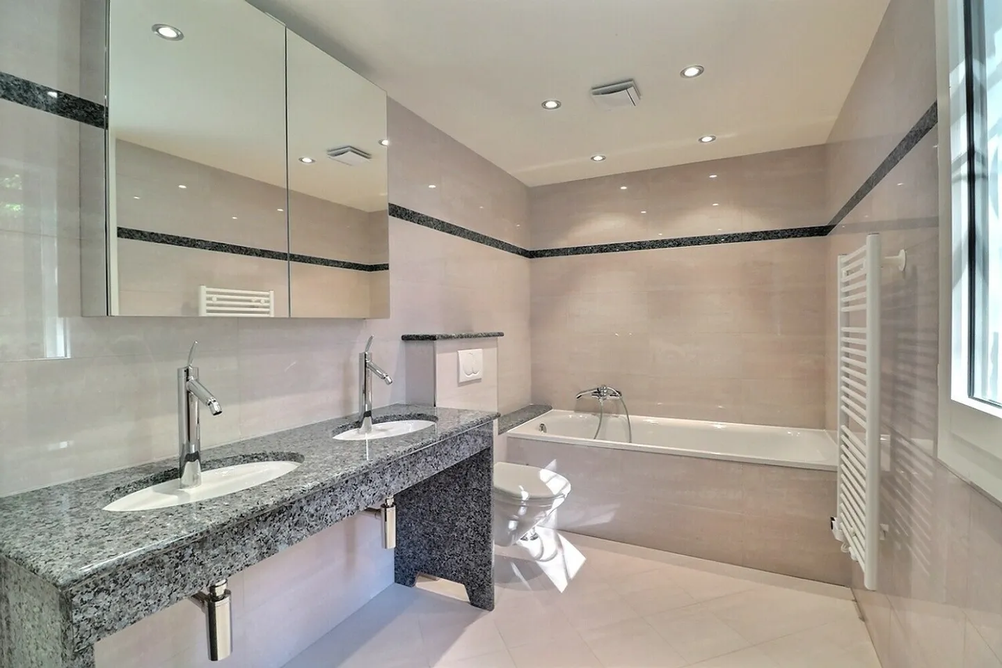 Beautiful spacious family home located in Mont-sur-Lausanne - Photo 9 of 13