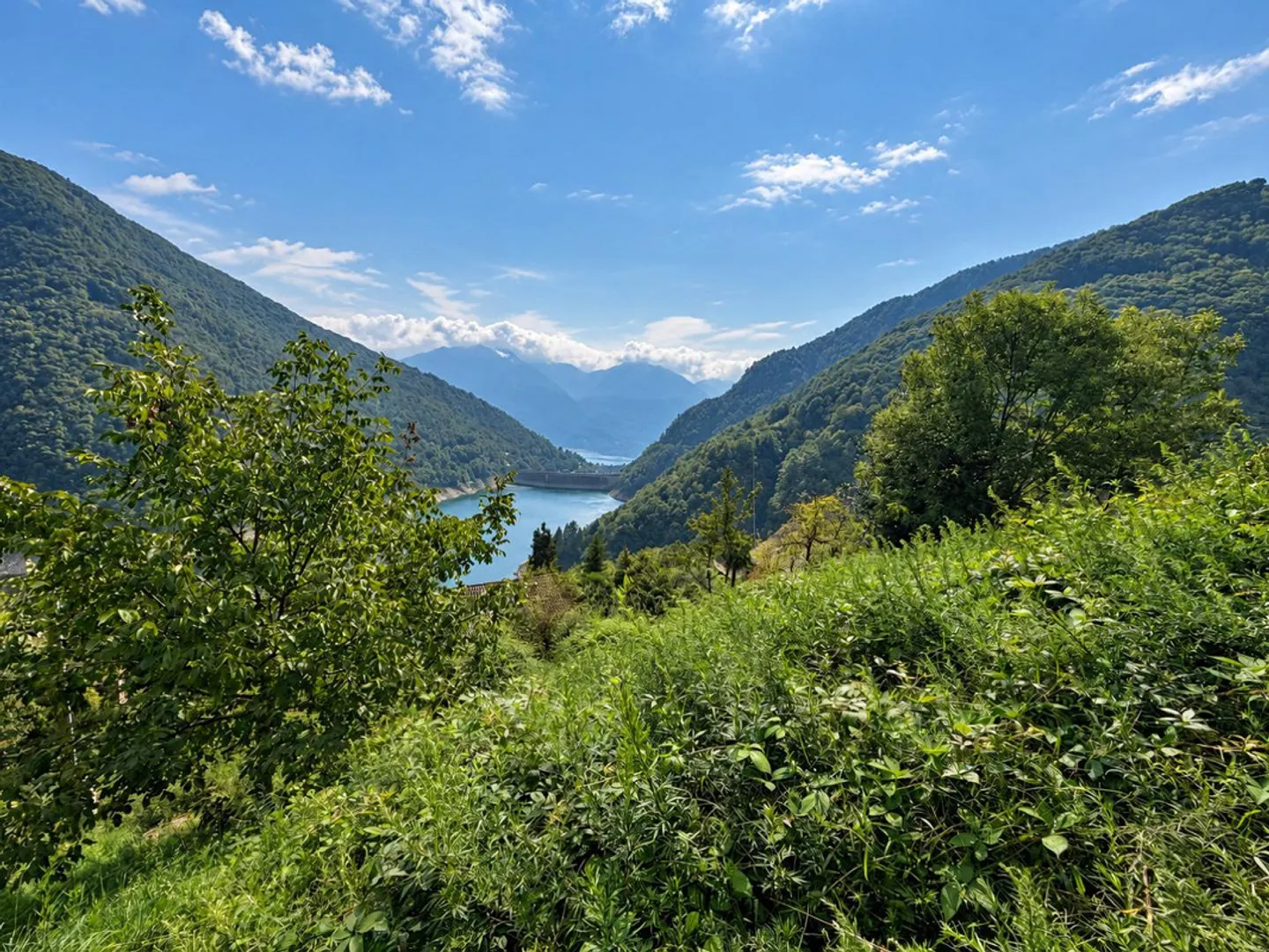 Baugrundstück von 556 m2 in sehr sonniger und ruhiger R2-Zone... - Foto 5 von 15