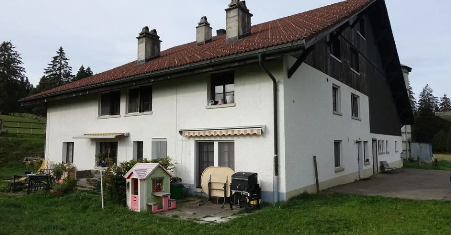 Les Reussilles - 4,5-Zimmer-Wohnung + 2 unabhängige Schlafzimmer + Studio + 3 Pferdeboxen - Foto 2 von 15