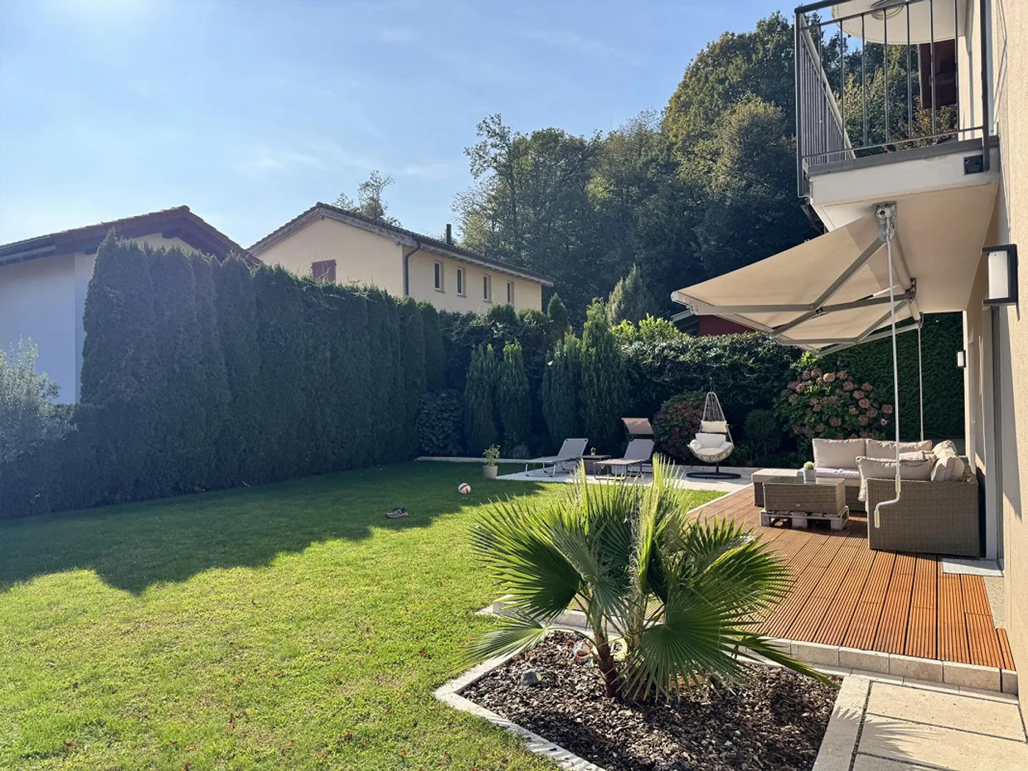 HELLER VILLA 5.5 SEEBLICK MIT GROSSEM GARTEN IN LUGAGGIA - Foto 2 von 13