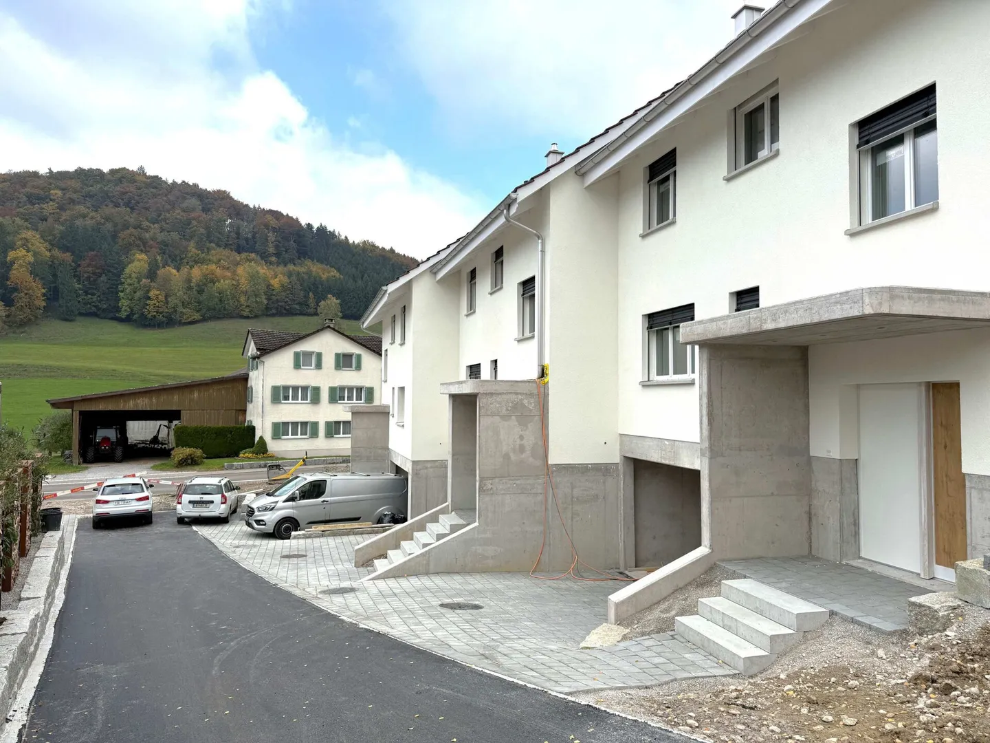 Drei 5.5 Zimmer Wohnhaus - charmant, naturnah, individuell - Foto 2 von 15