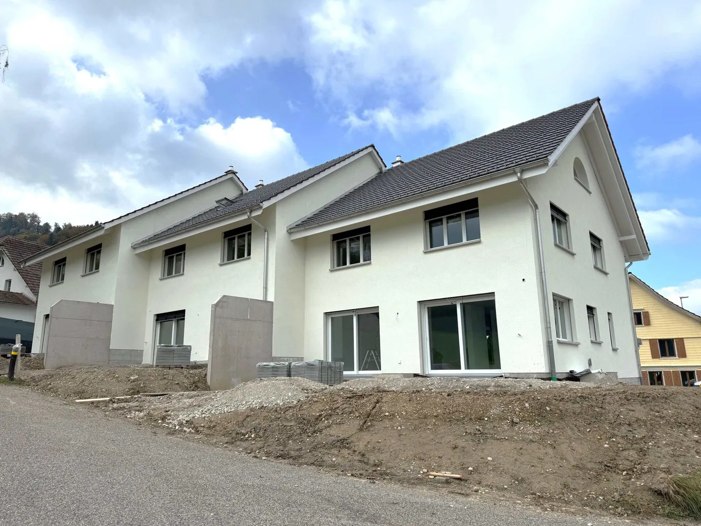 Drei 5.5 Zimmer Wohnhaus - charmant, naturnah, individuell - Foto 3 von 15