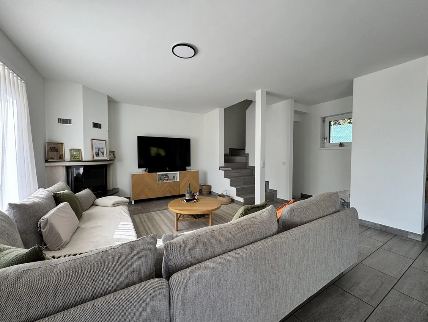 HELLER VILLA 5.5 SEEBLICK MIT GROSSEM GARTEN IN LUGAGGIA - Foto 4 von 13