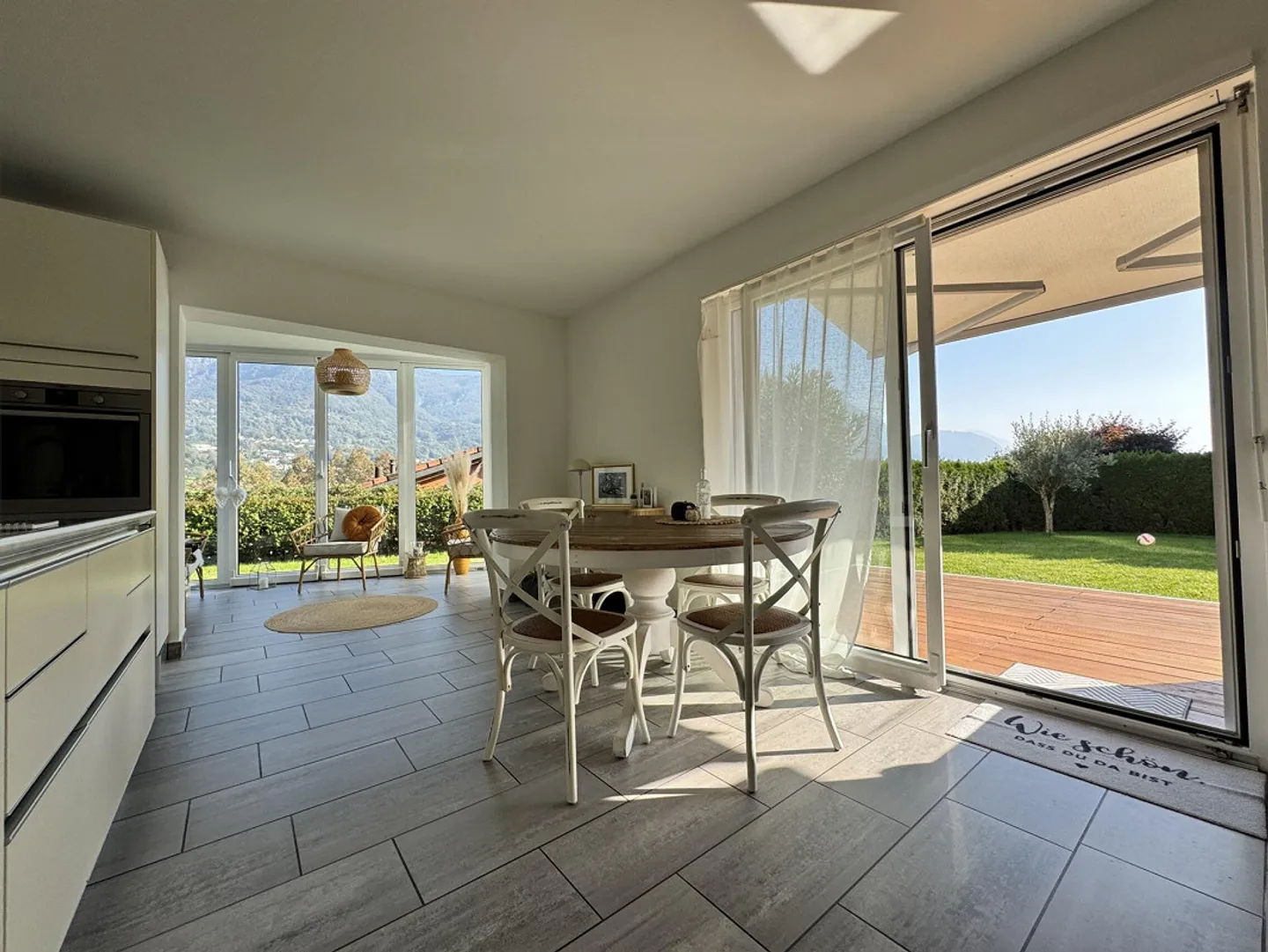 HELLER VILLA 5.5 SEEBLICK MIT GROSSEM GARTEN IN LUGAGGIA - Foto 5 von 13