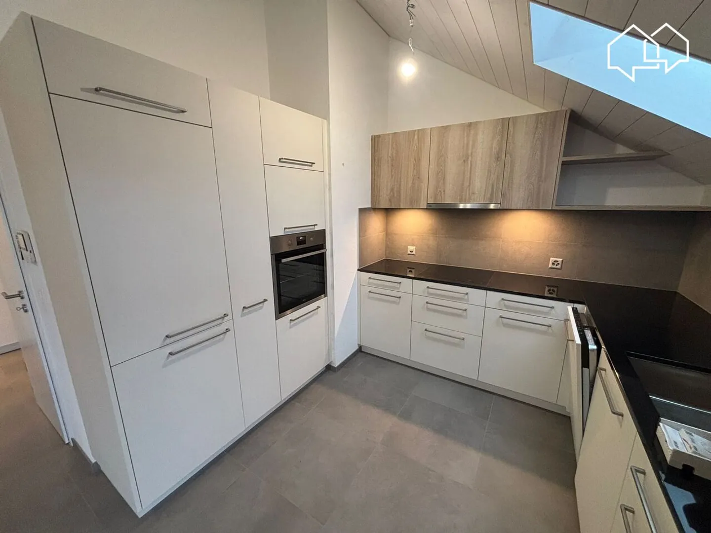 Modern Apartment with Balcony - Photo 3 of 10