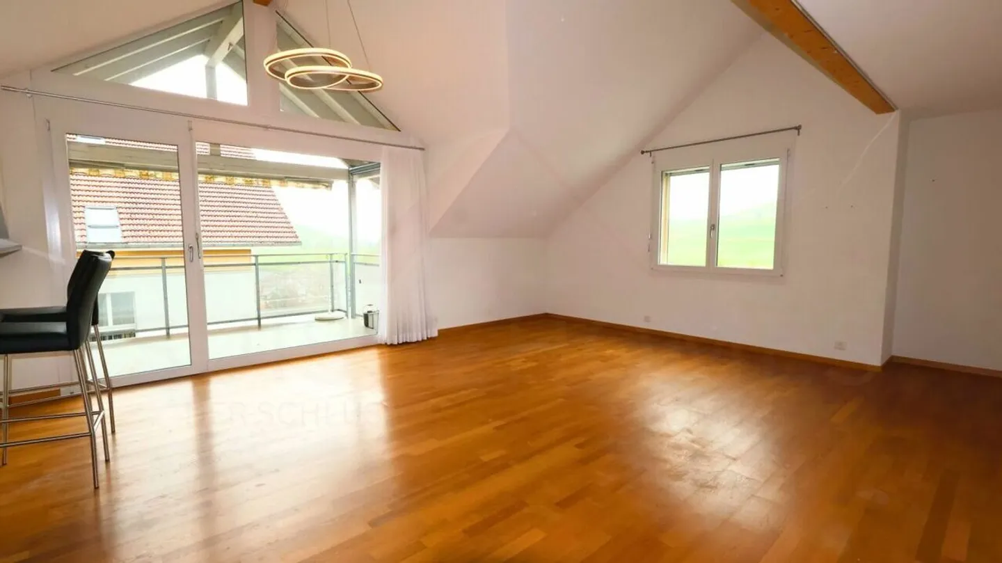 Maisonette attraente di 4,5 stanze in una posizione tranquilla - con balcone e camino accogliente - Foto 3 di 19