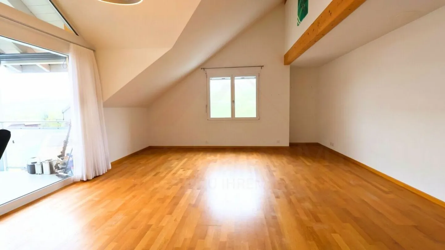 Maisonette attraente di 4,5 stanze in una posizione tranquilla - con balcone e camino accogliente - Foto 4 di 19
