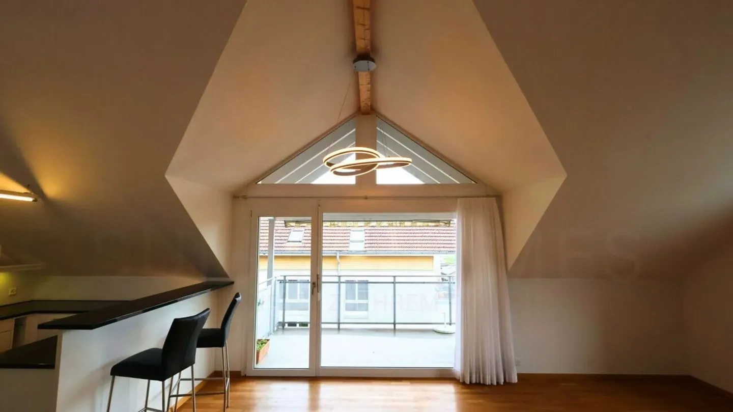 Maisonette attraente di 4,5 stanze in una posizione tranquilla - con balcone e camino accogliente - Foto 10 di 19