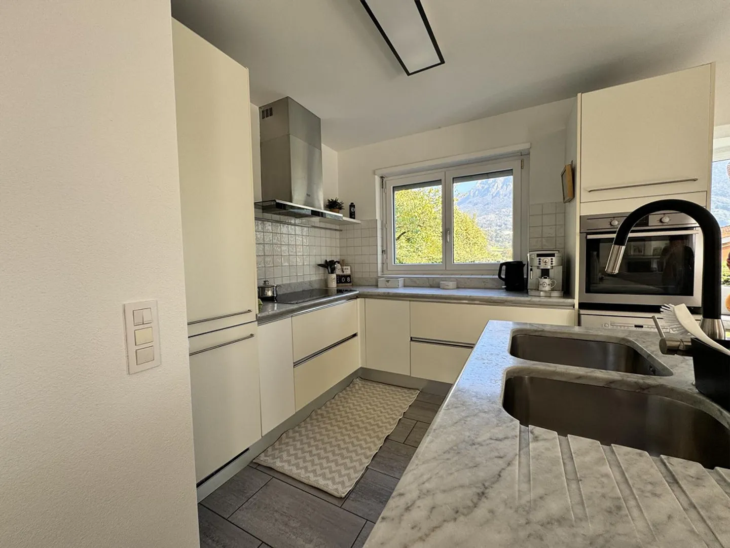 HELLER VILLA 5.5 SEEBLICK MIT GROSSEM GARTEN IN LUGAGGIA - Foto 8 von 13