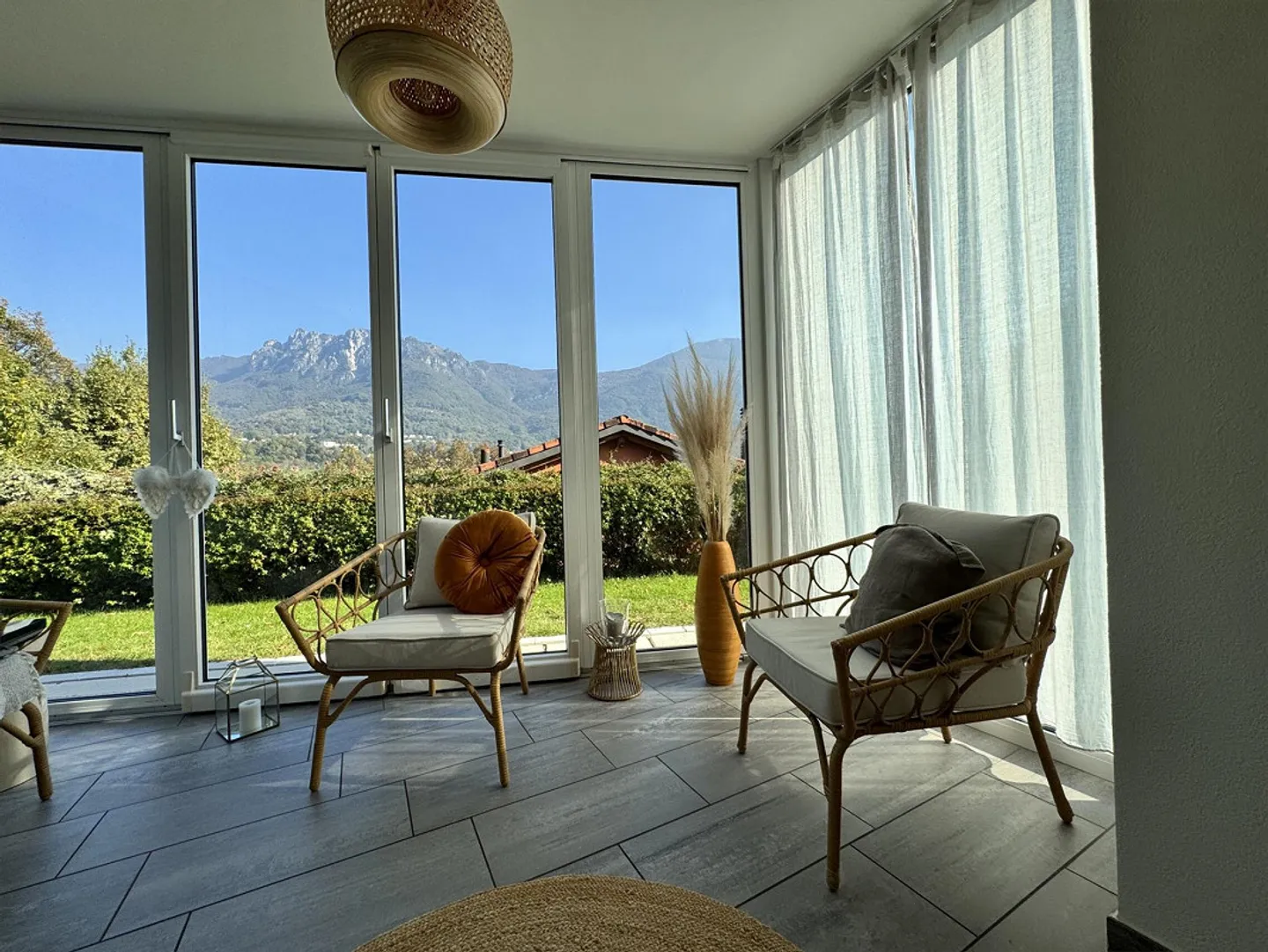 HELLER VILLA 5.5 SEEBLICK MIT GROSSEM GARTEN IN LUGAGGIA - Foto 6 von 13