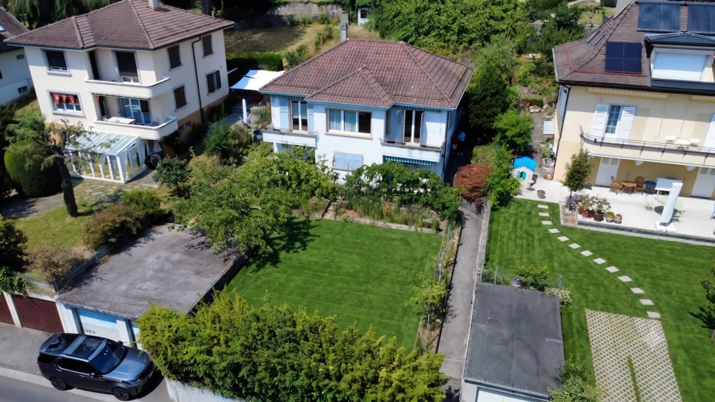 Charmante Villa mit Seeblick - Foto 1 von 2