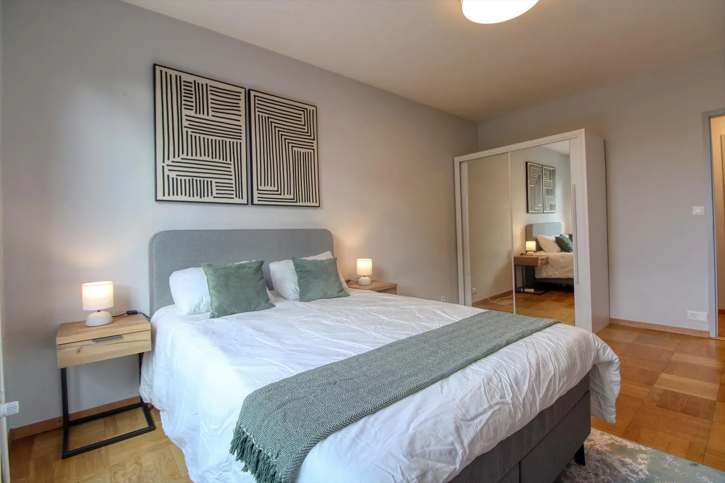 Room 1 - Photo 6 of 27