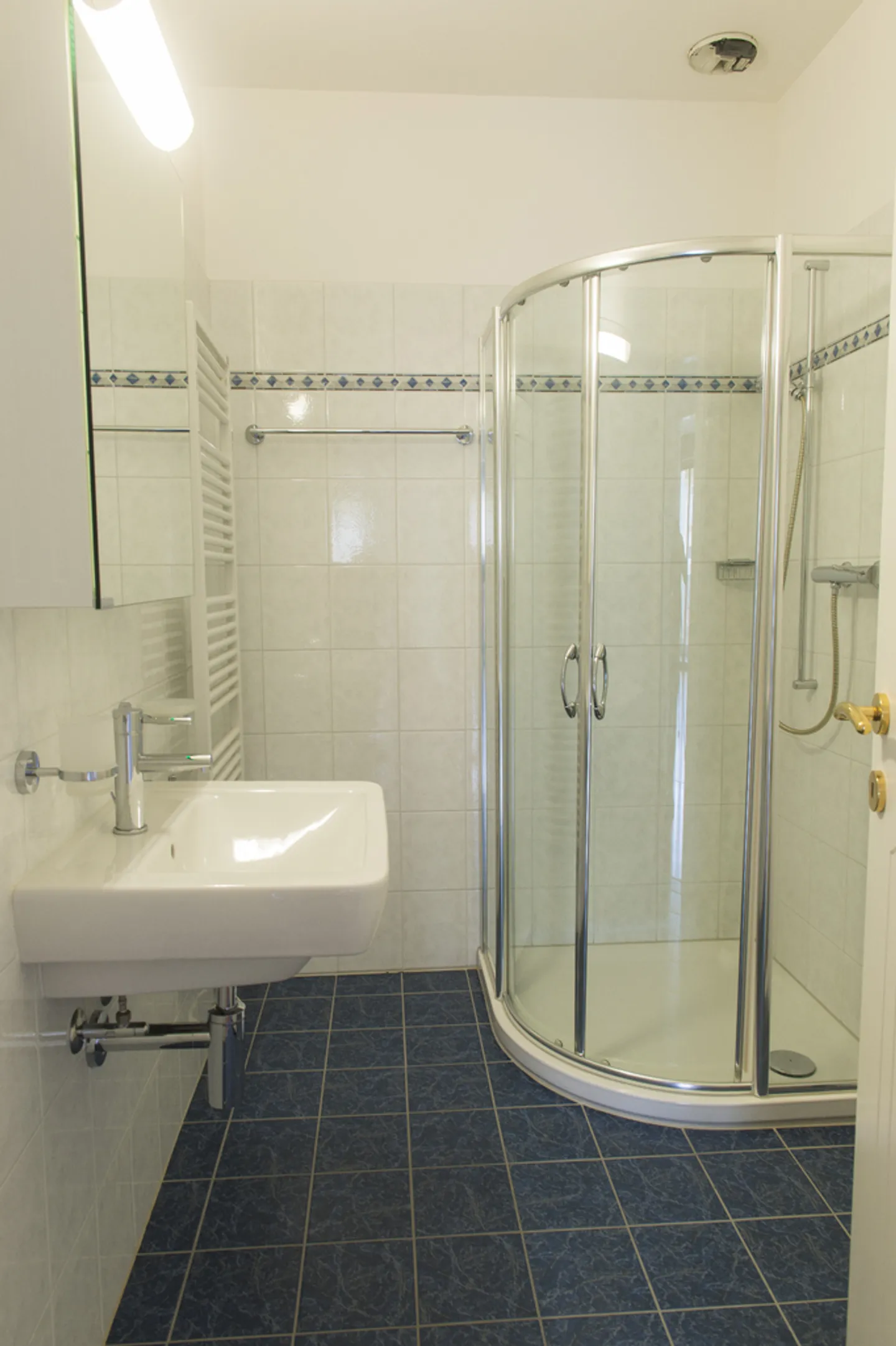 Helle 4,5 Zimmer mit exklusivem Garten und atemberaubendem Seeblick - Foto 6 von 10