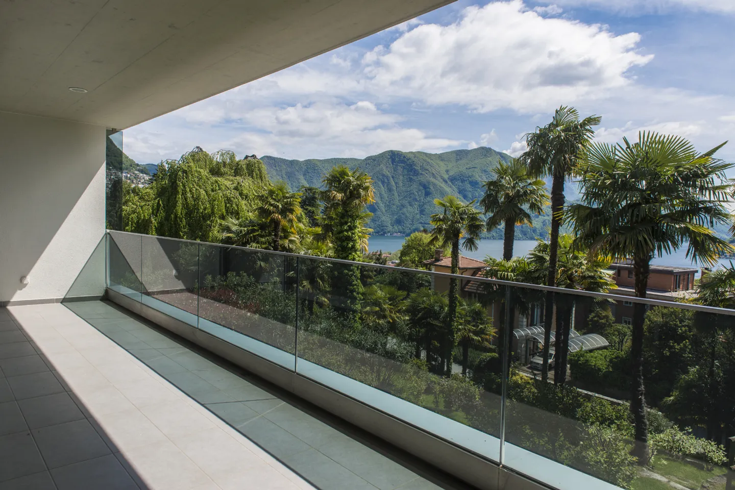 Helle 4,5 Zimmer mit exklusivem Garten und atemberaubendem Seeblick - Foto 4 von 10