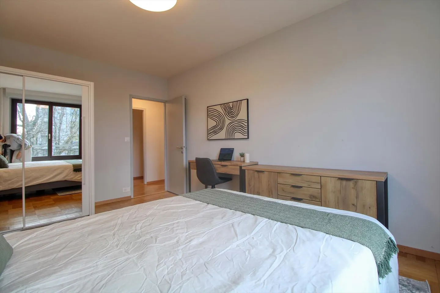 Room 1 - Photo 5 of 27