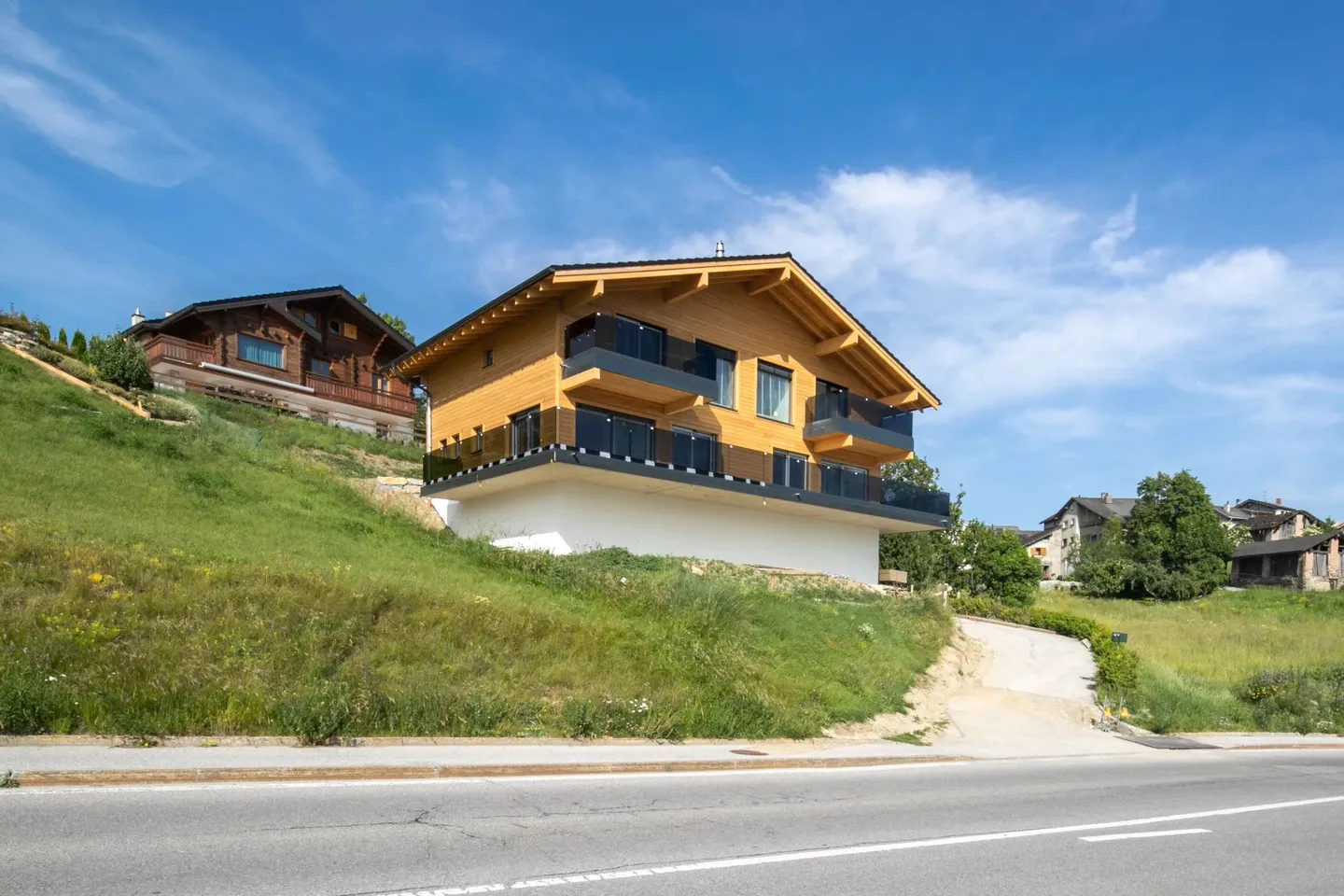 Modern 6.5-room chalet with elevator, panoramic views and high-quality furnishings in Lens / Crans-Montana - Photo 1 of 17