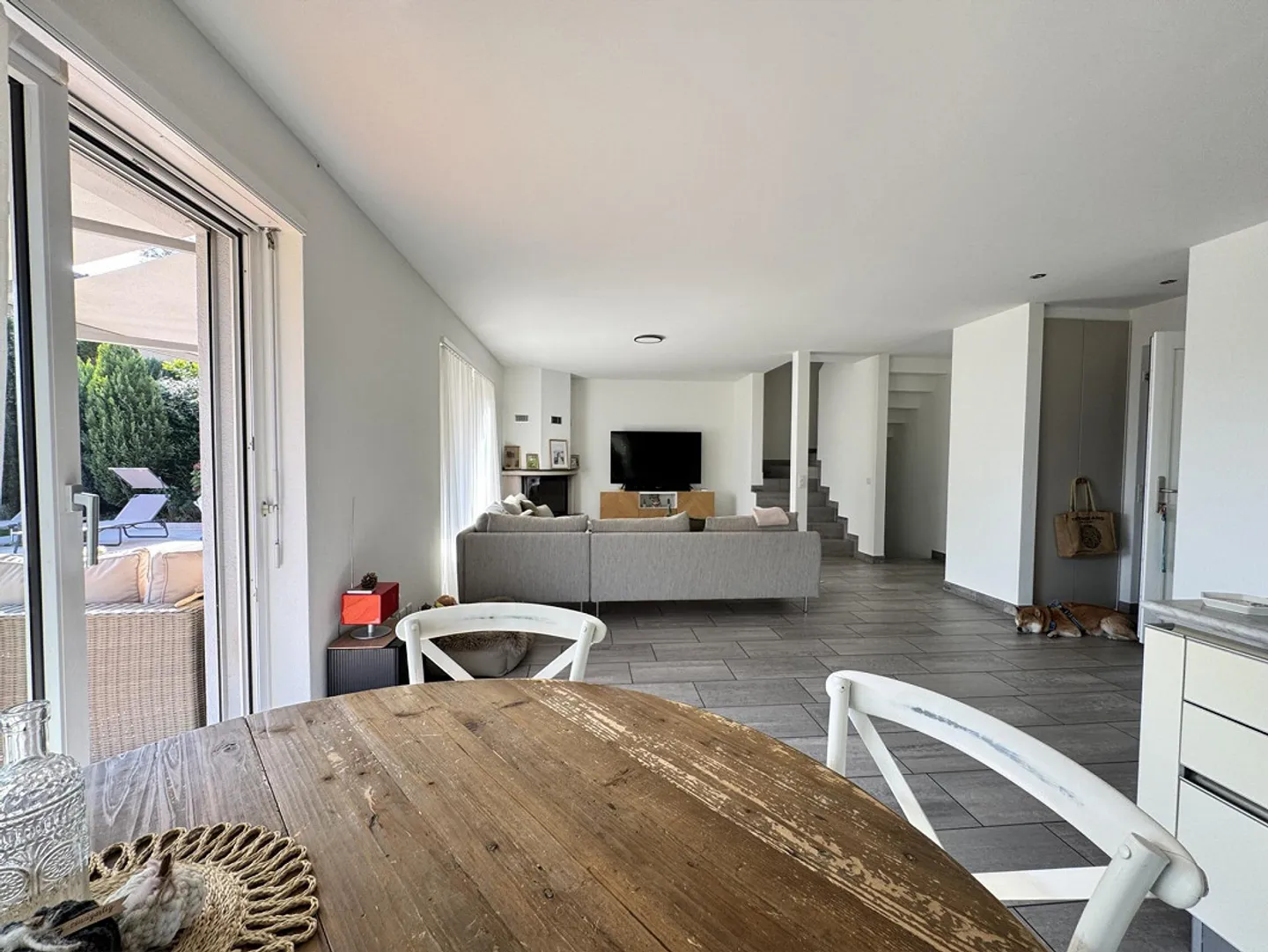 HELLER VILLA 5.5 SEEBLICK MIT GROSSEM GARTEN IN LUGAGGIA - Foto 9 von 13