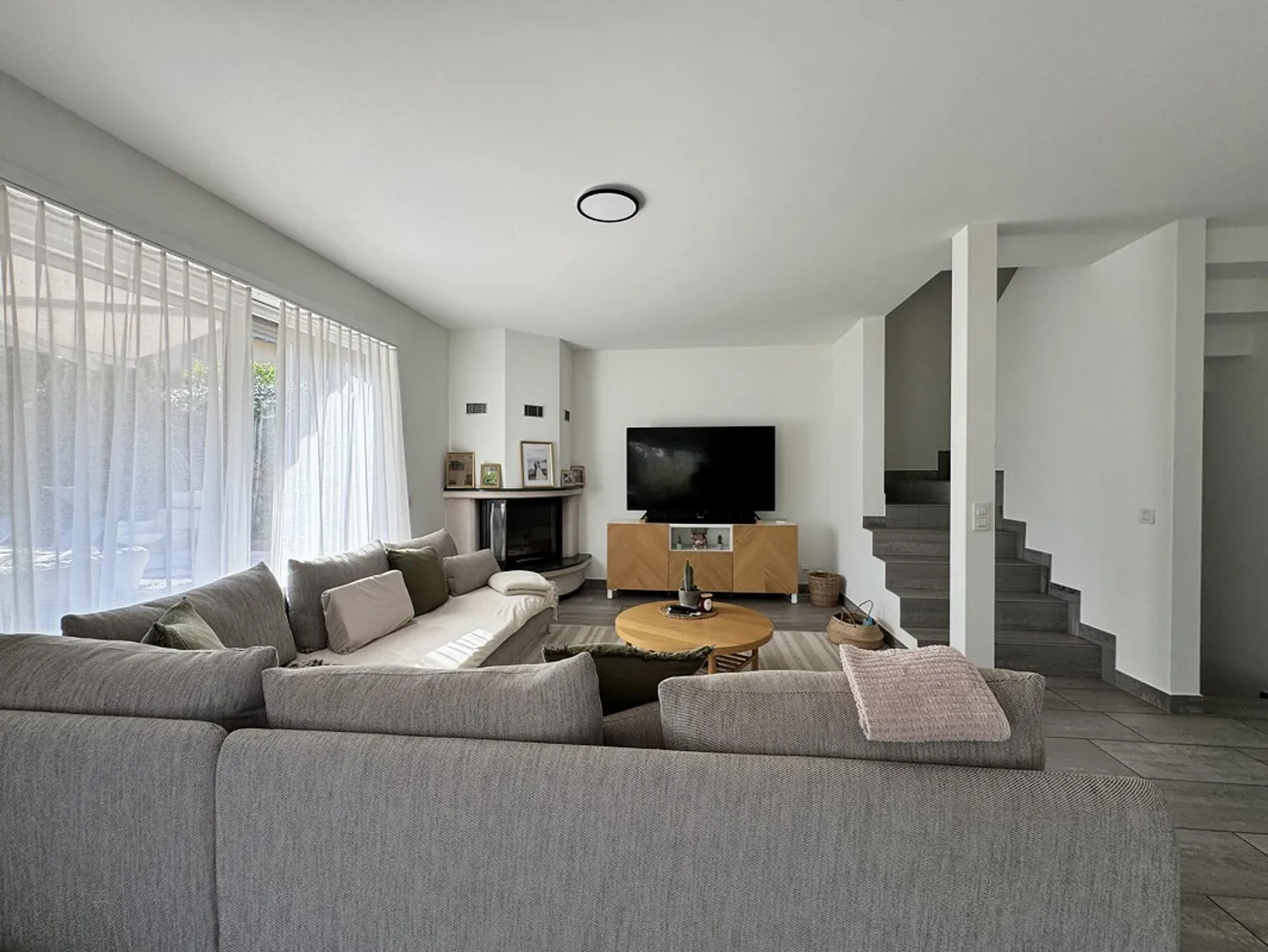 HELLER VILLA 5.5 SEEBLICK MIT GROSSEM GARTEN IN LUGAGGIA - Foto 10 von 13