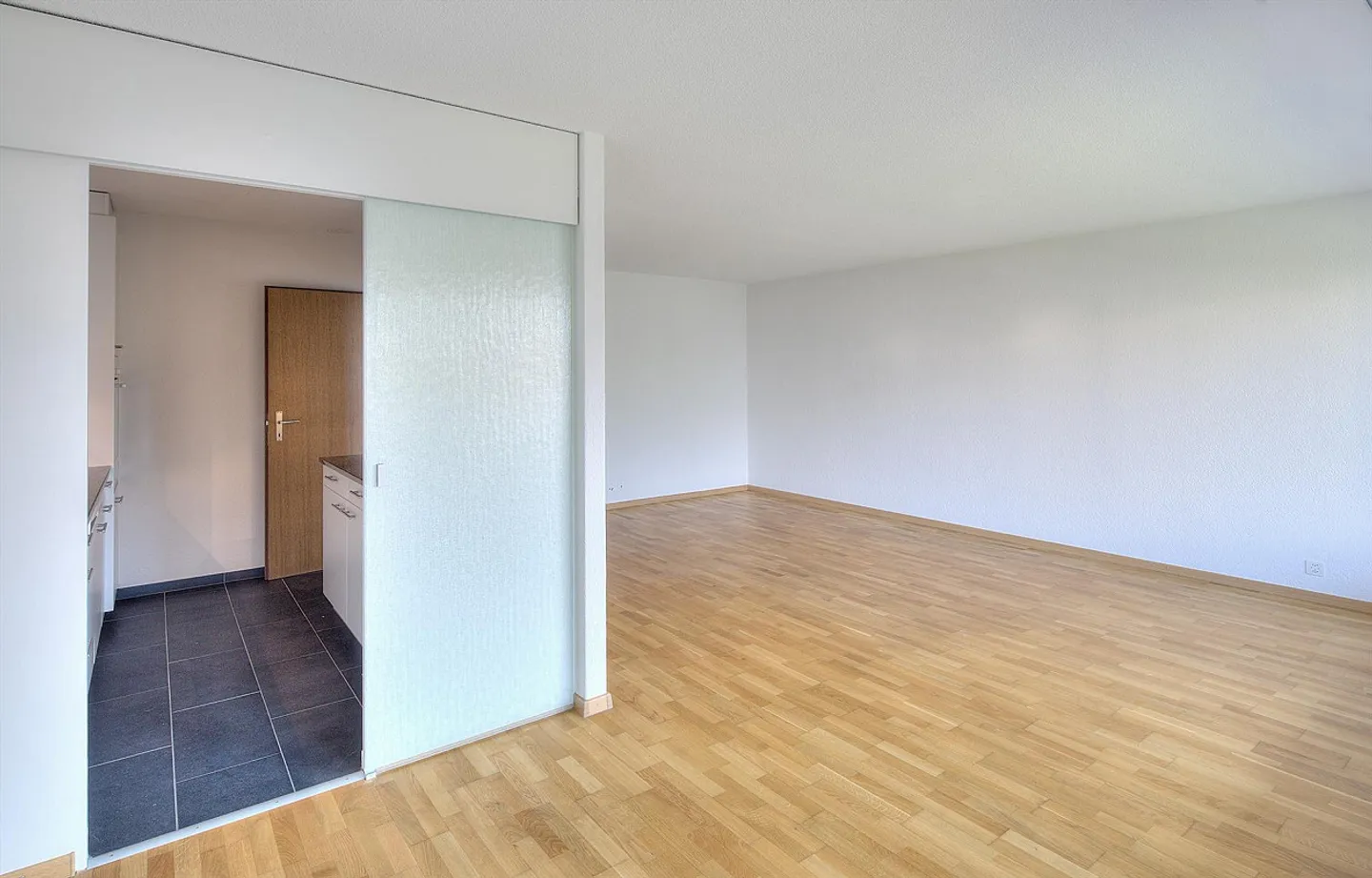 Looking for an apartment? Rent without a deposit! - Photo 2 of 5