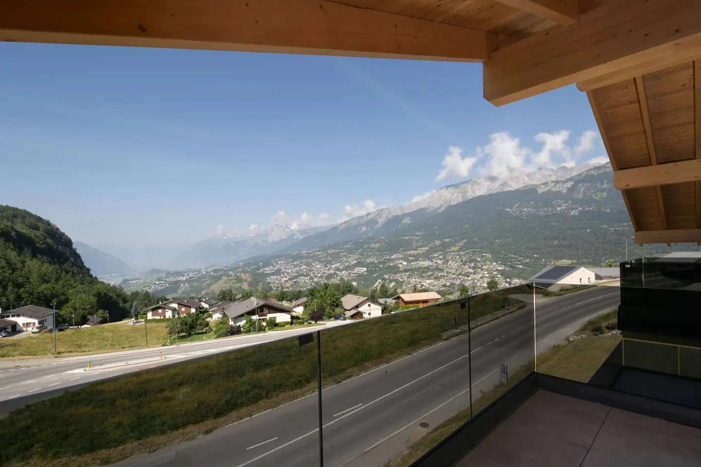 Modern 6.5-room chalet with elevator, panoramic views and high-quality furnishings in Lens / Crans-Montana - Photo 2 of 17