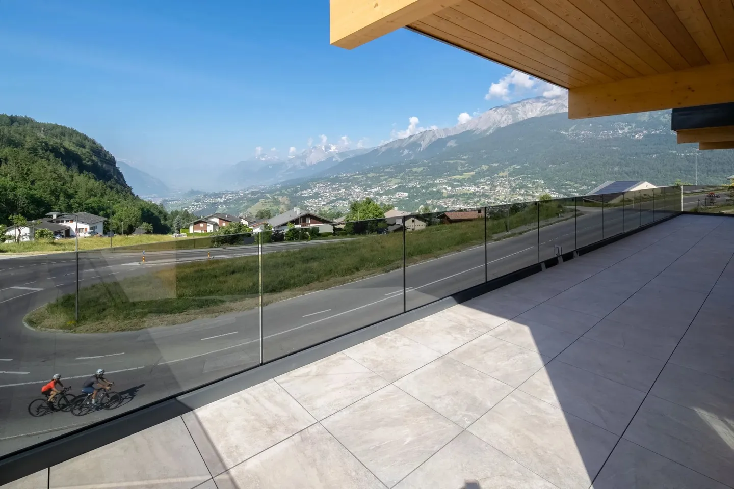 Modern 6.5-room chalet with elevator, panoramic views and high-quality furnishings in Lens / Crans-Montana - Photo 5 of 17