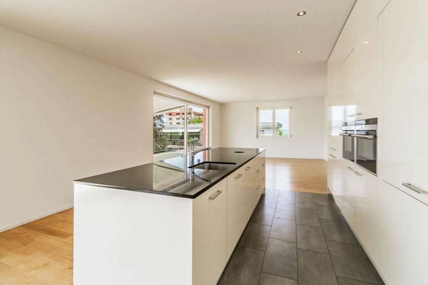 Modern penthouse apartment in a preferred residential area - Photo 6 of 13