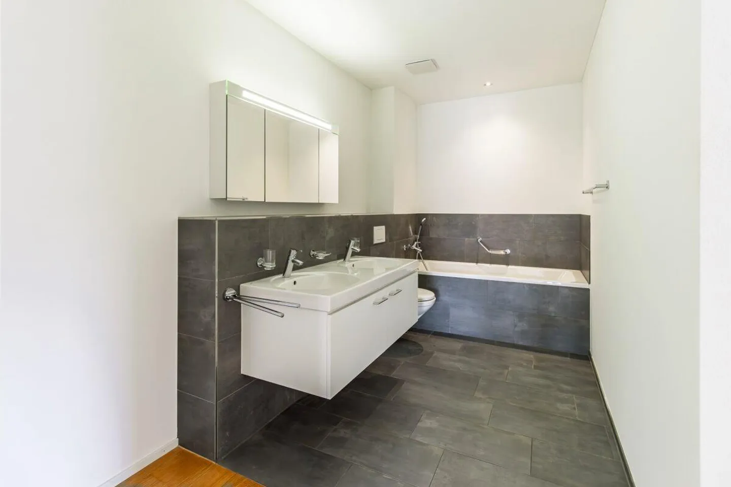 Modern penthouse apartment in a preferred residential area - Photo 9 of 13