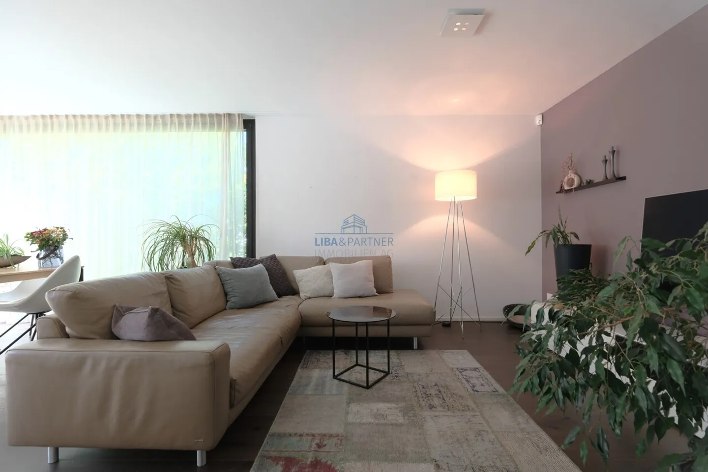 Ambiente elegante incontra l'estetica senza tempo, casa con carattere - Foto 2 di 12