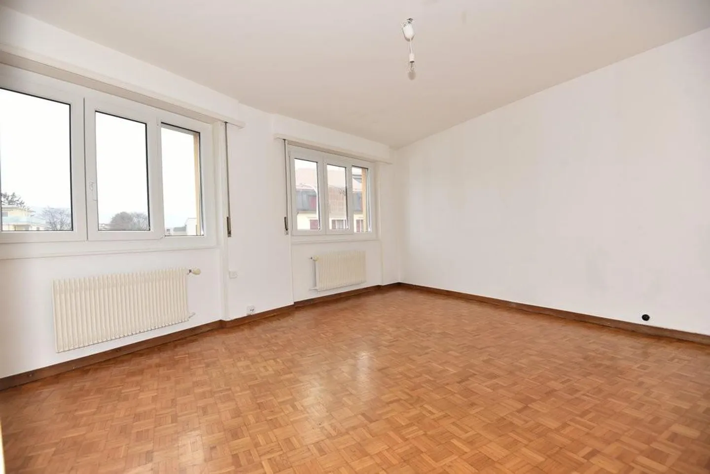 Nice 1-room apartment on the 2nd floor close to the train station - Photo 2 of 8